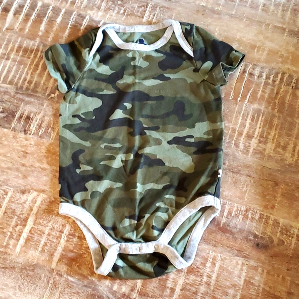 Gap Onsie sz 18-24 months NWOT